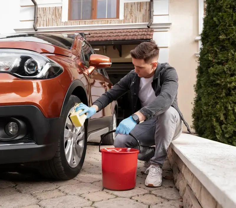 Lavage auto à domicile Tréveneuc : professionnel intervenant sur un véhicule